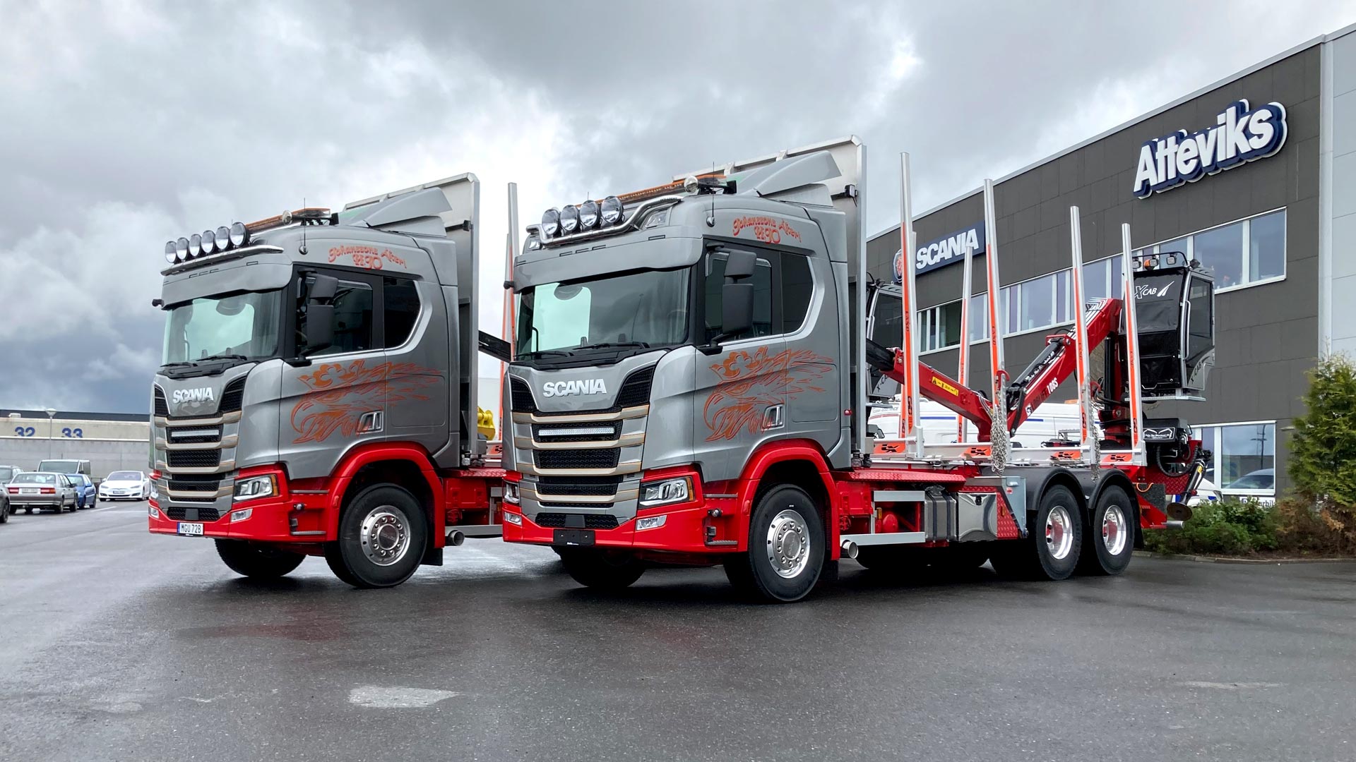Två nya Scanialastbilar har levererats till Johanssons Åkeri i Hjo AB.