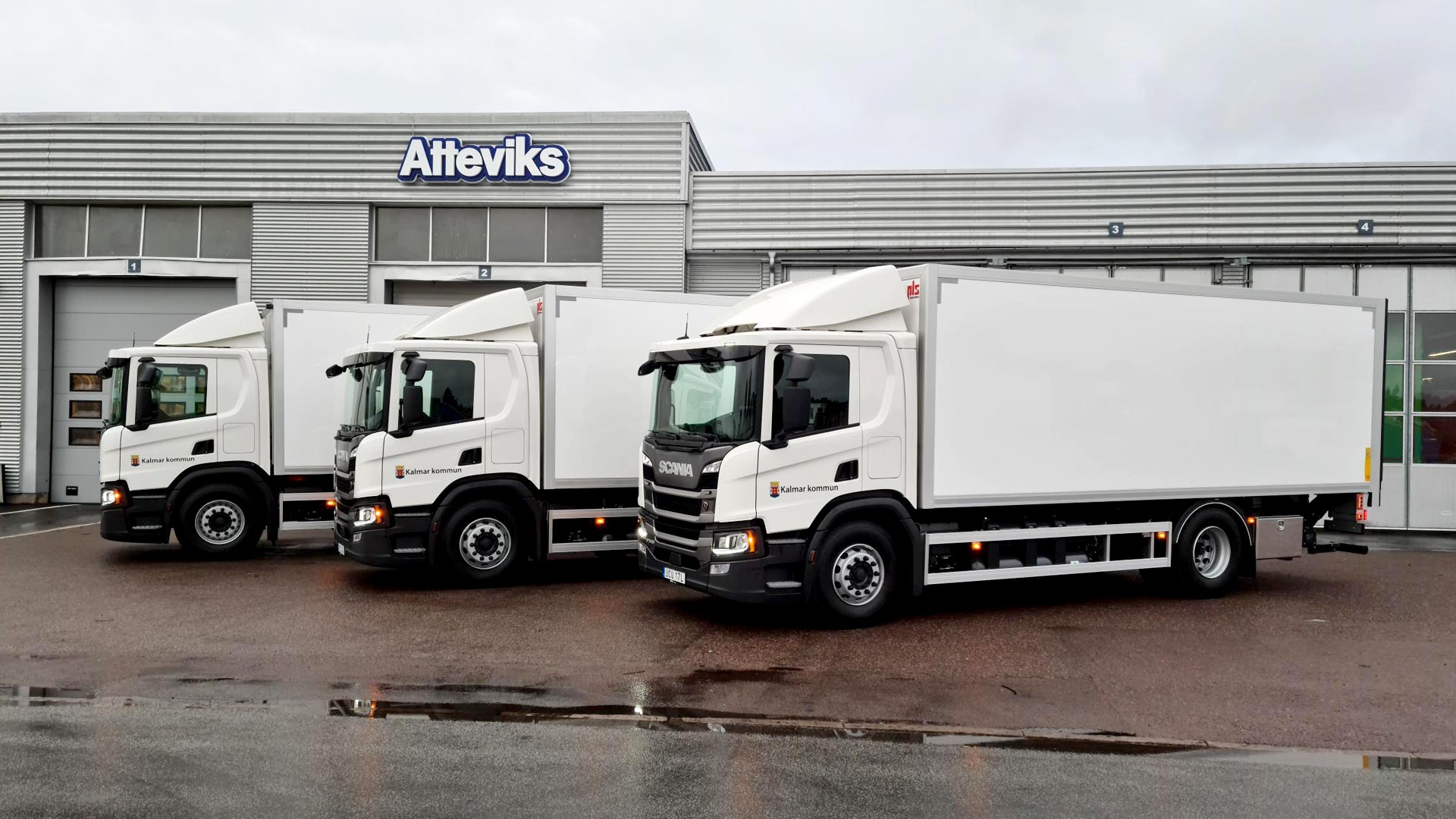 Tre nya Scanialastbilar är levererade till Kalmar kommun.