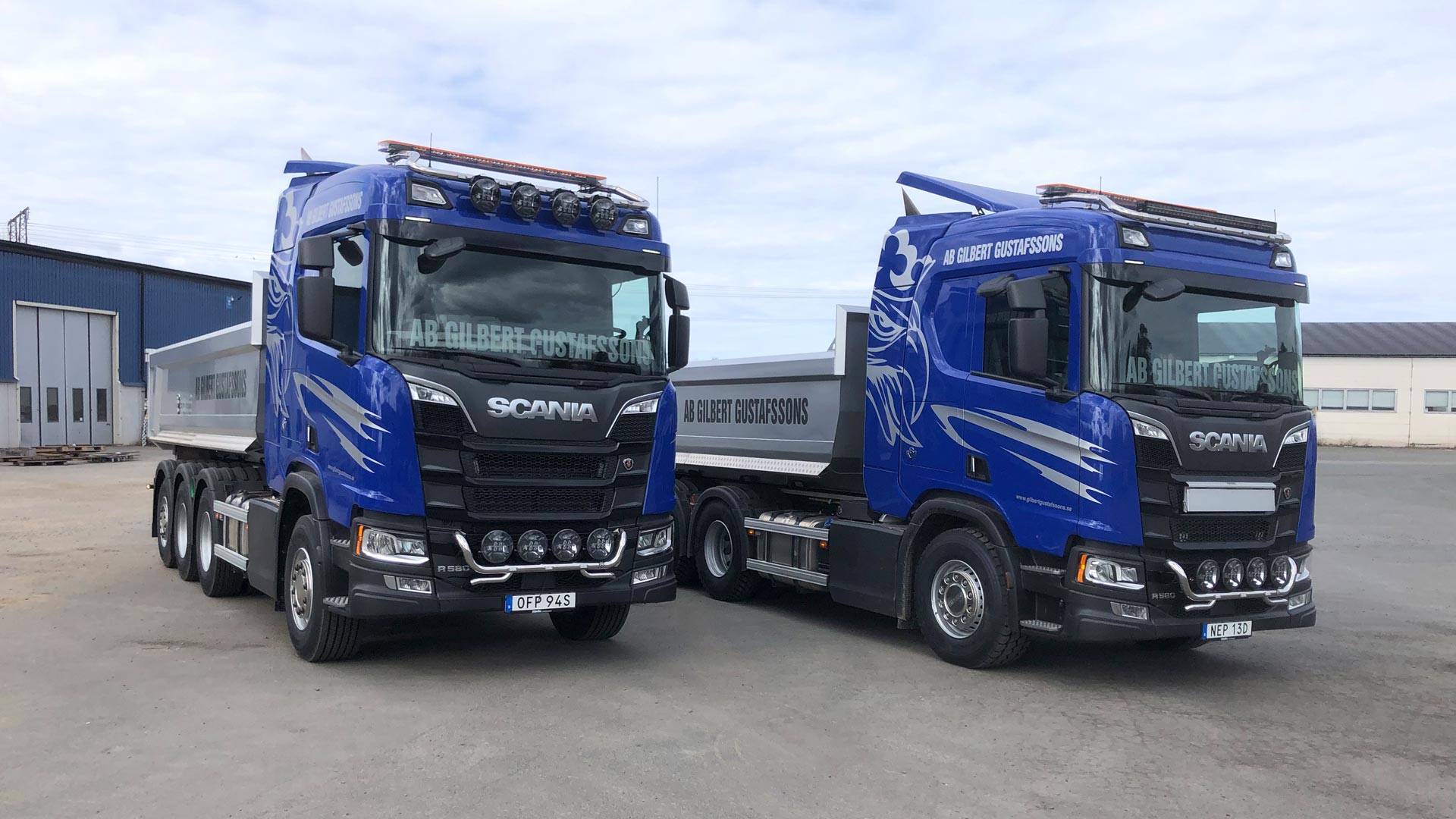 Två nya Scanialastbilar är levererad till AB Gilbert Gustafssons.