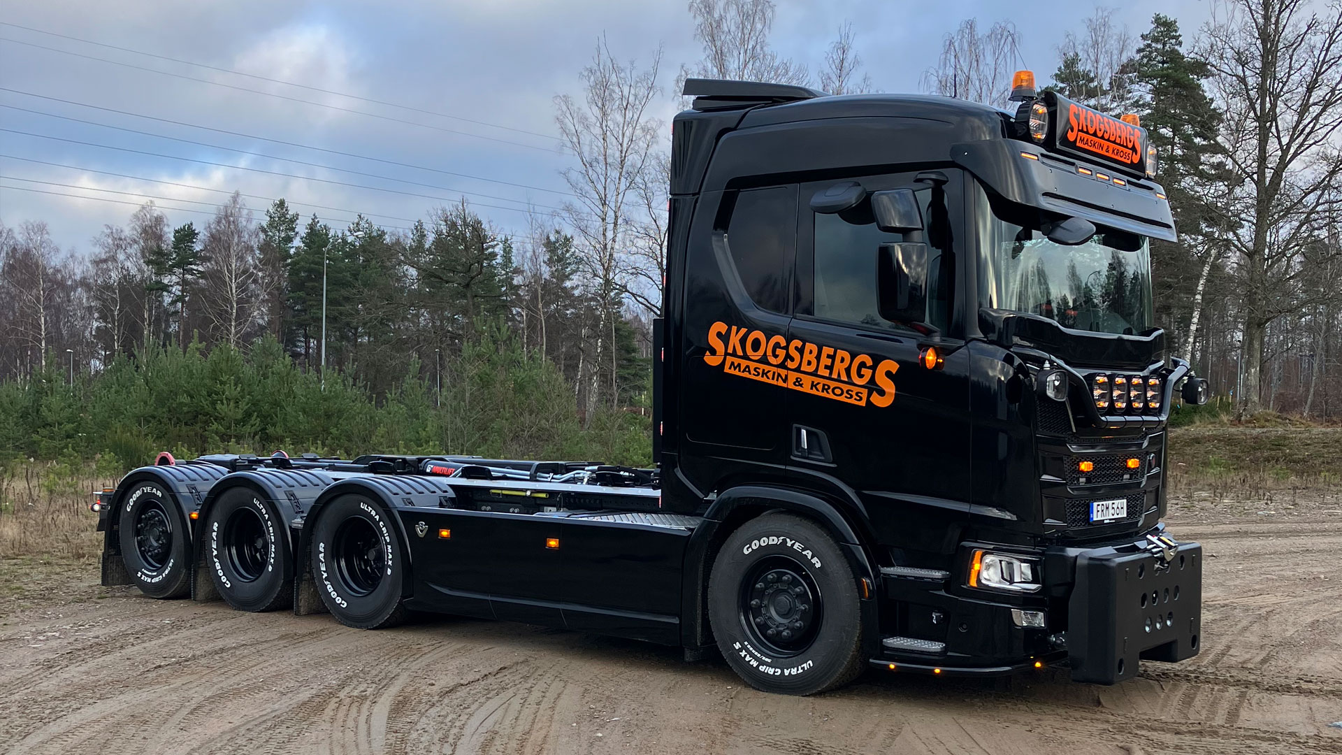 Scania R590 (snett framifrån), ny lastbil levererad till Skogsbergs Maskin AB.