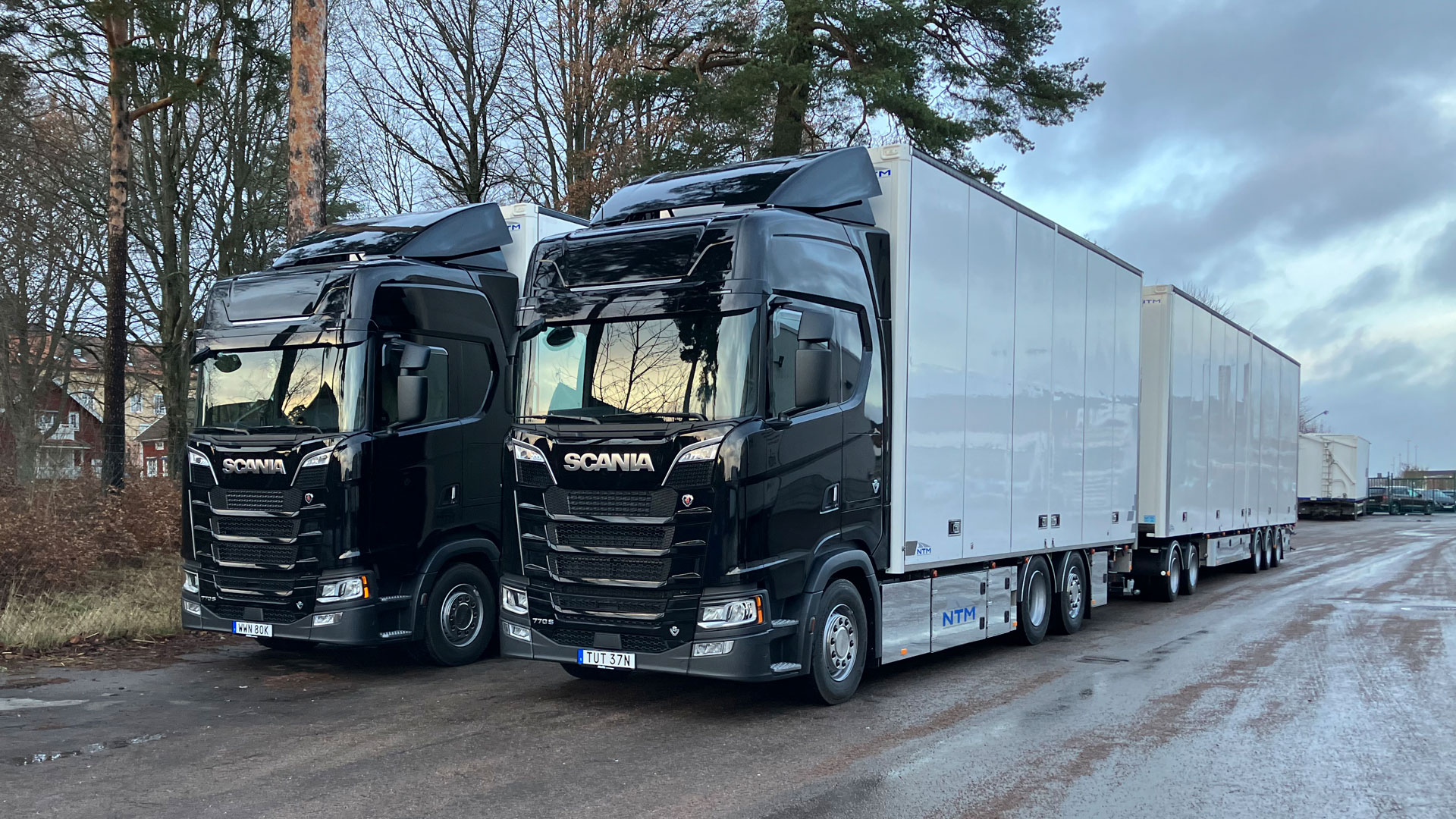Leverans av två nya lastbilar, Scania 770S till MT Fjärr AB.