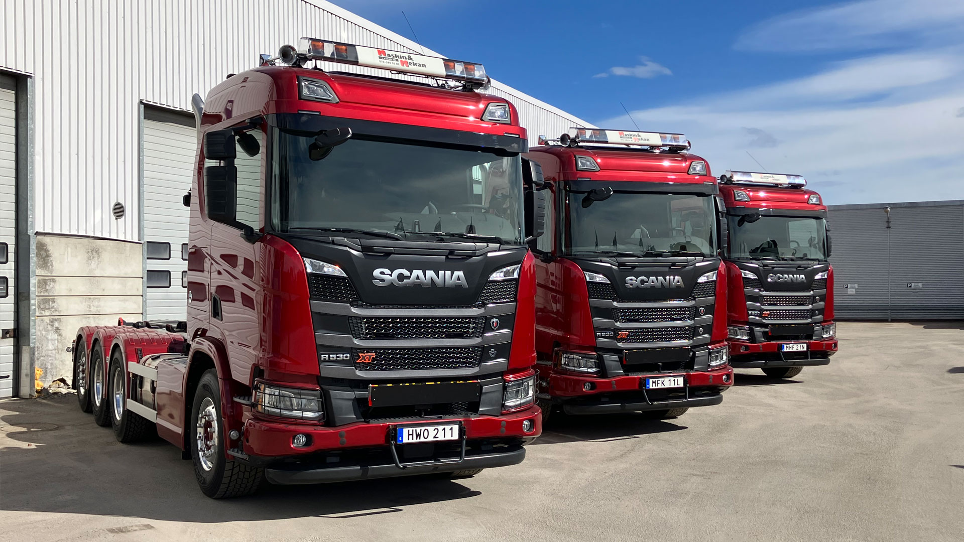 Tre nya Scanialastbilar R530 är levererade till Maskin & Mekan i Växjö AB. Bild snett framifrån.