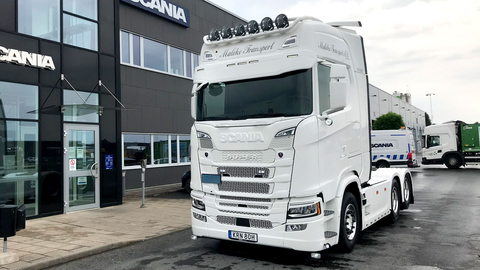 En ny Scania Super lastbil, en en S500 dragbil 6X2, har levererats till Maleko Transporter AB.