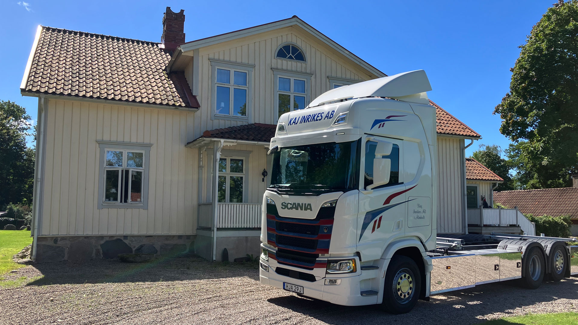 Atteviks har levererat en ny lastbil, en Scania R500, till Kaj Inrikes AB.