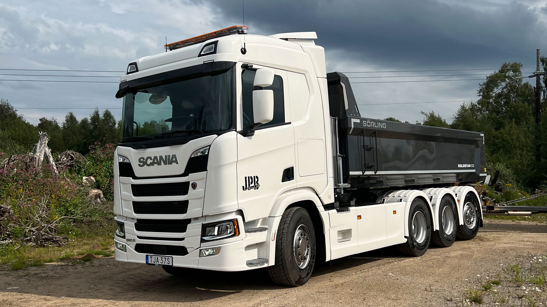 Atteviks Lastbilar har levererat en ny Scania R560 till JPB Wood AB.