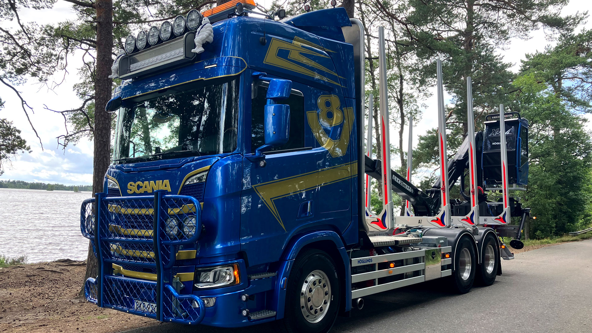 Atteviks Lastbilar har levererat en ny Scanialastbil, en R 660, till Ewalds Åkeri AB