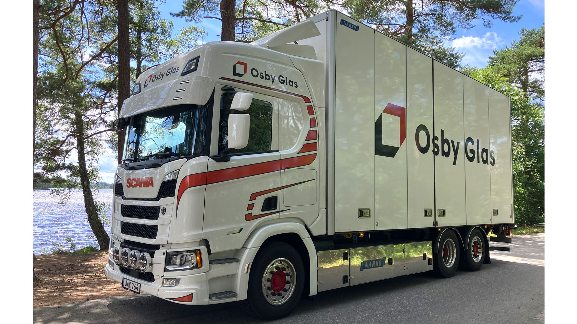 En ny Scanialastbil, R 460, har levererats till Osby Glas AB av Atteviks Lastbilar AB.