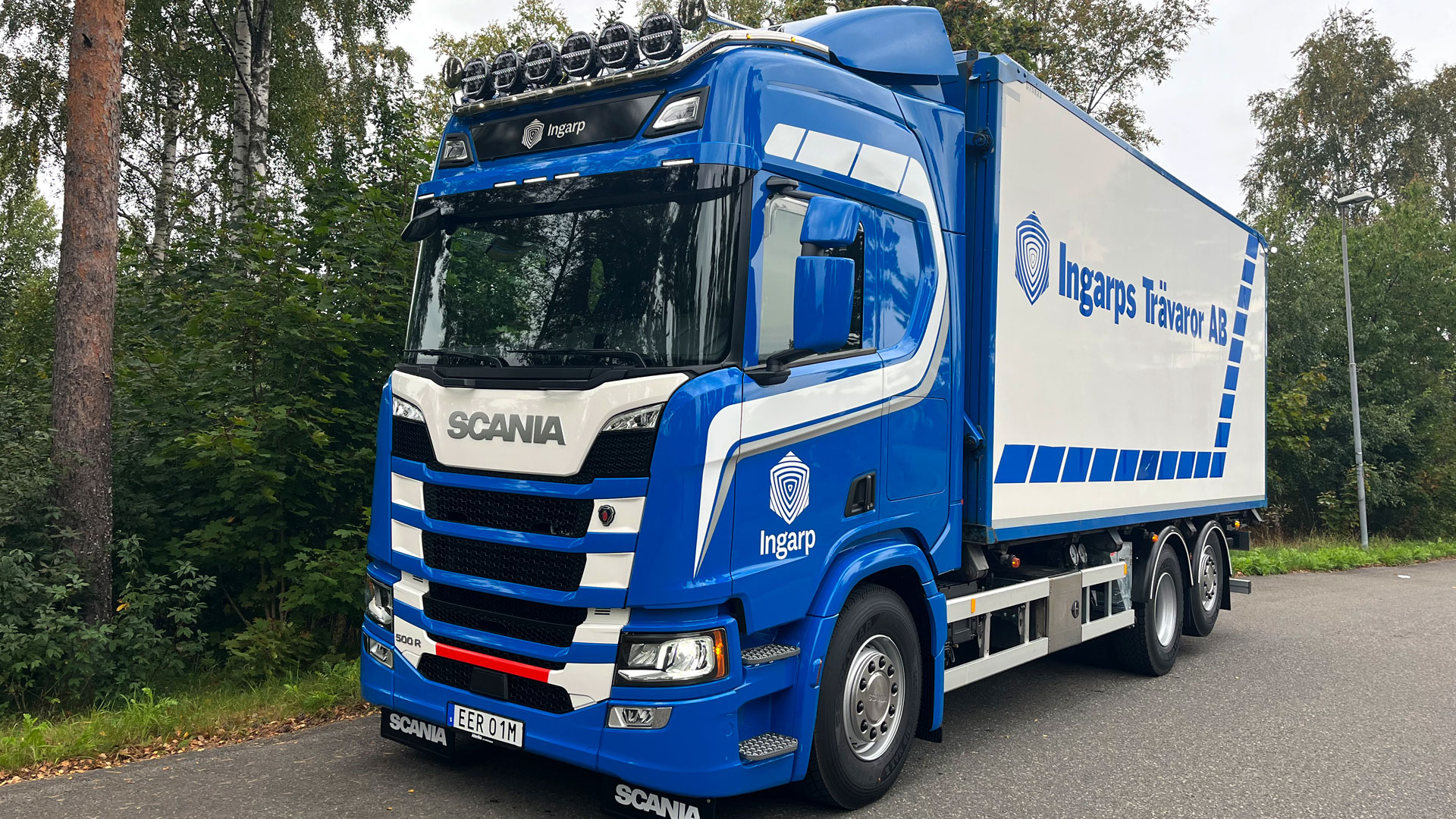 En ny Scanialastbil har levererats till Ingarps Trävaror AB. Leveransen av flisbilen R500 gjordes av Atteviks Lastbilar AB i Nässjö.