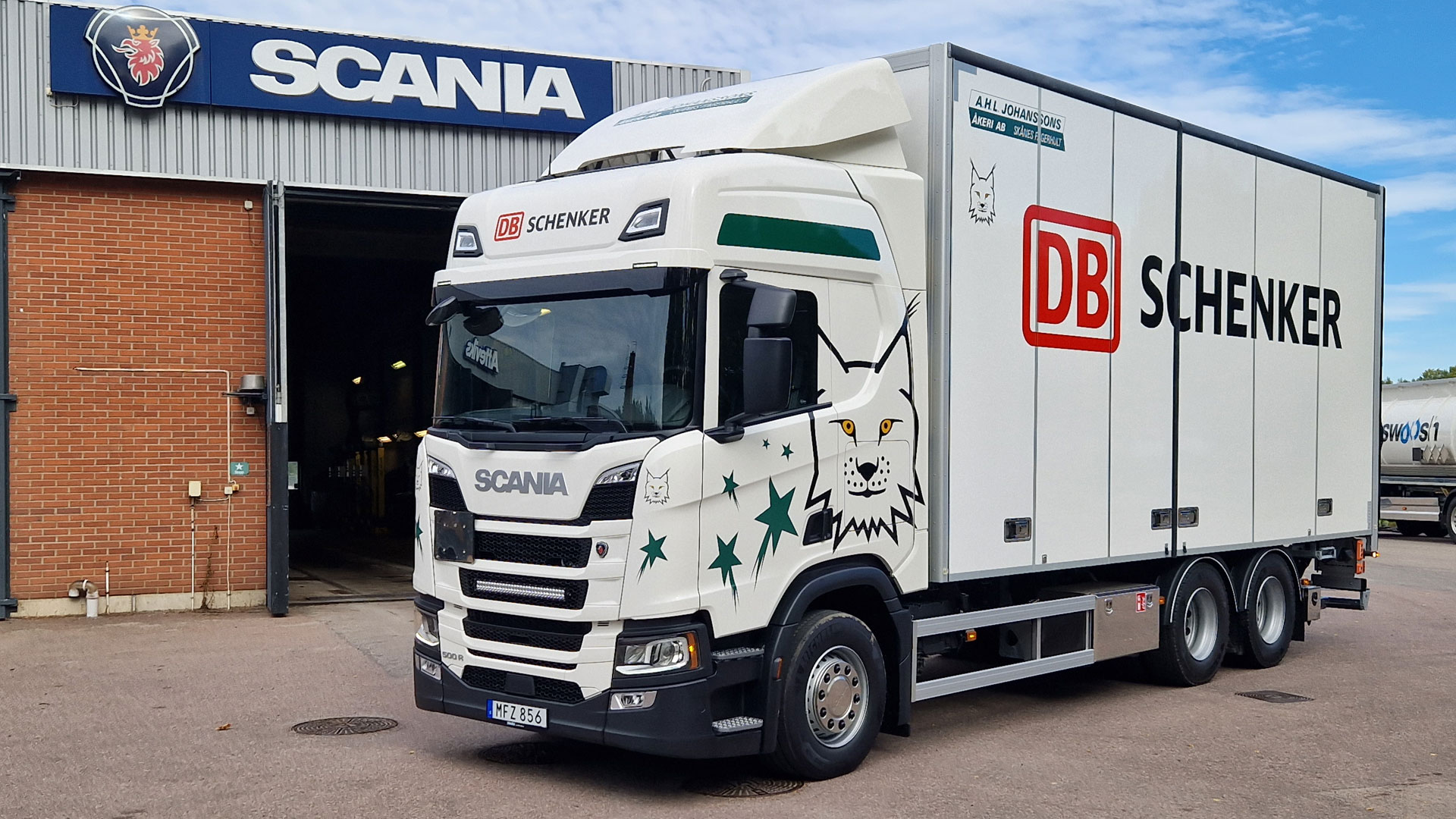 En ny lastbil, en Scania R 500, har levererats till A.H.L Johanssons Åkeri från Atteviks Lastbilar i Nybro.