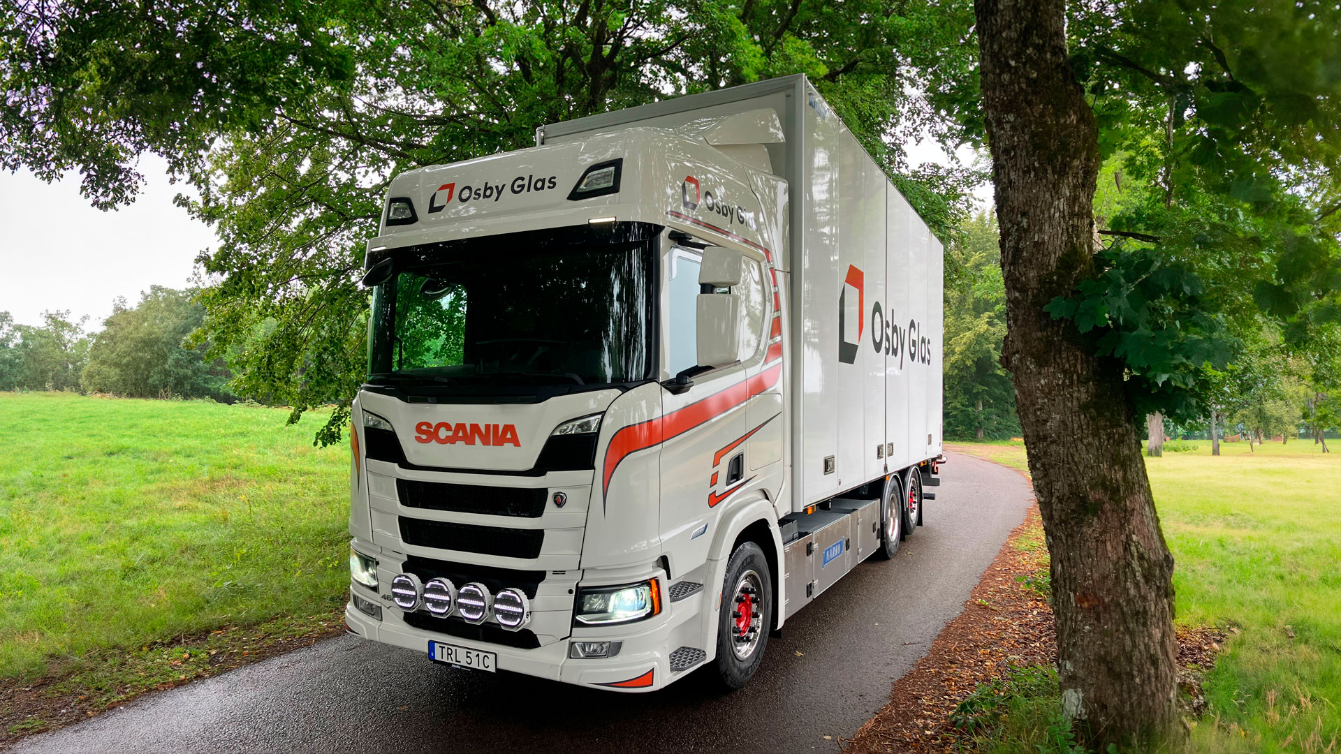 En ny lastbil (Scania R 460) är levererad av Atteviks Lastbilar till Osby Glas AB.