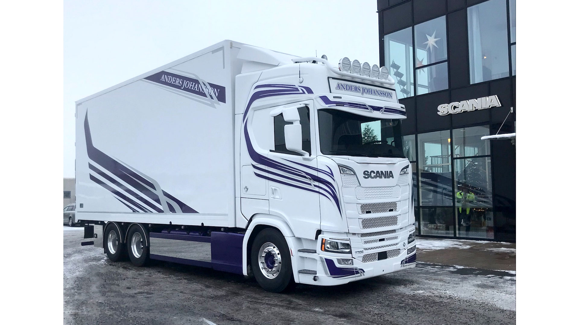 En Scania S770 är levererad till Anders K Johanssons Åkeri. Lastbilen levererades av Atteviks Lastbilar i Jönköping.