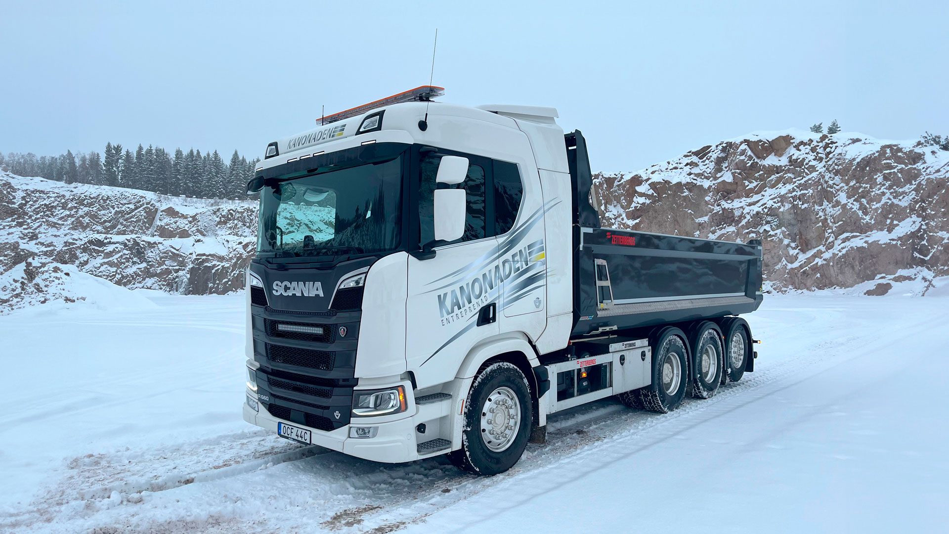 Scania lastbil, R660, med tippbyggnation är levererad av Atteviks Lastbilar i Tranås till Kanonaden Entreprenad AB.