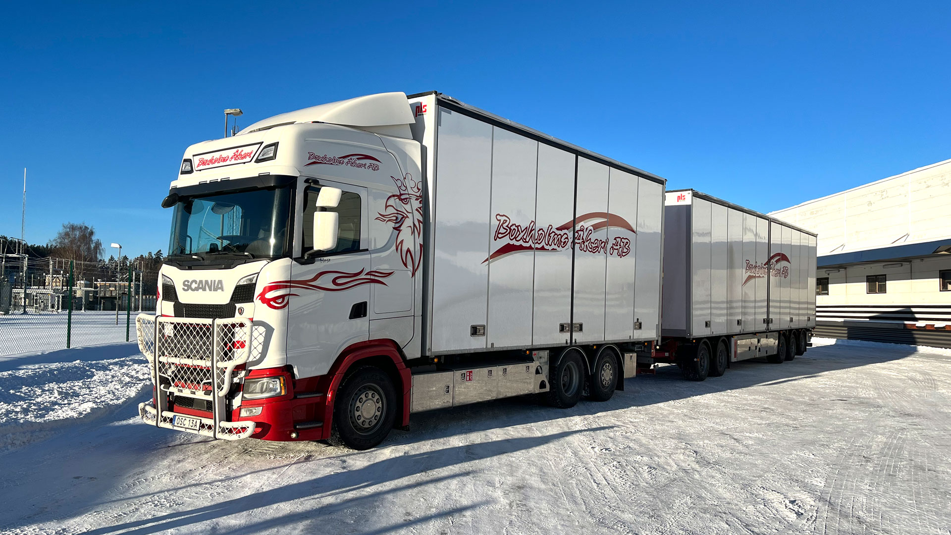 En ny Scanialastbil (R560) är levererad av Atteviks Lastbilar i Tranås till Boxholms Åkeri AB.