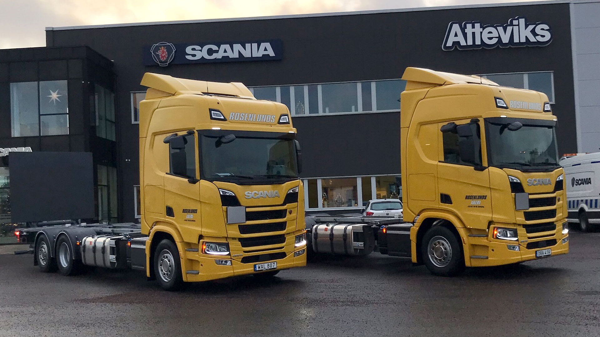 Två nya Scanialastbilar R460 är levererade till Rosenlunds Åkeri AB av Atteviks Lastbilar i Jönköping.