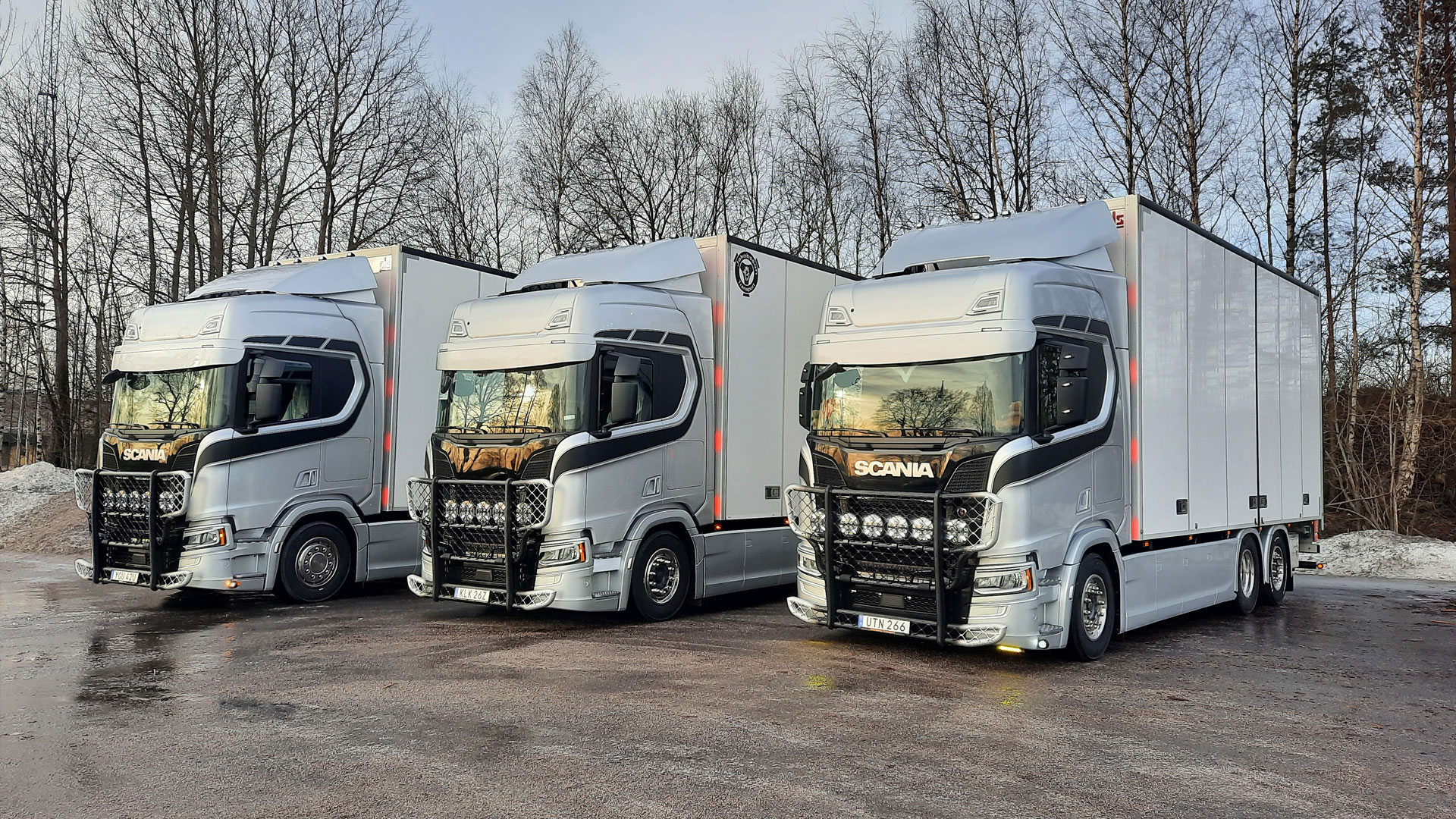 Tre nya Scanialastbilar är levererade till Jakobsdahl Logistics AB från Atteviks Lastbilar AB i Ljungby.
