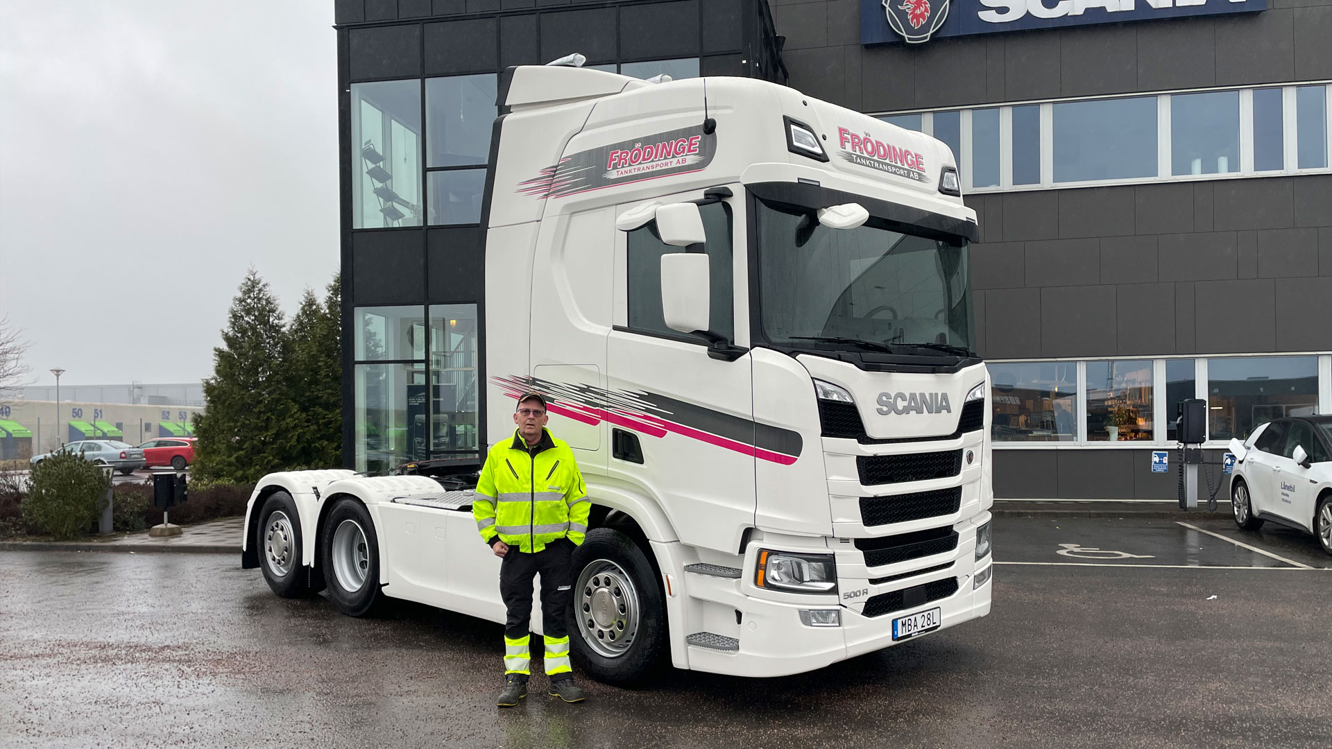 En ny Scania dragbil är levererad till Frödinge Tanktransporter AB. Levererad av Atteviks Lastbilar AB i Jönköping.