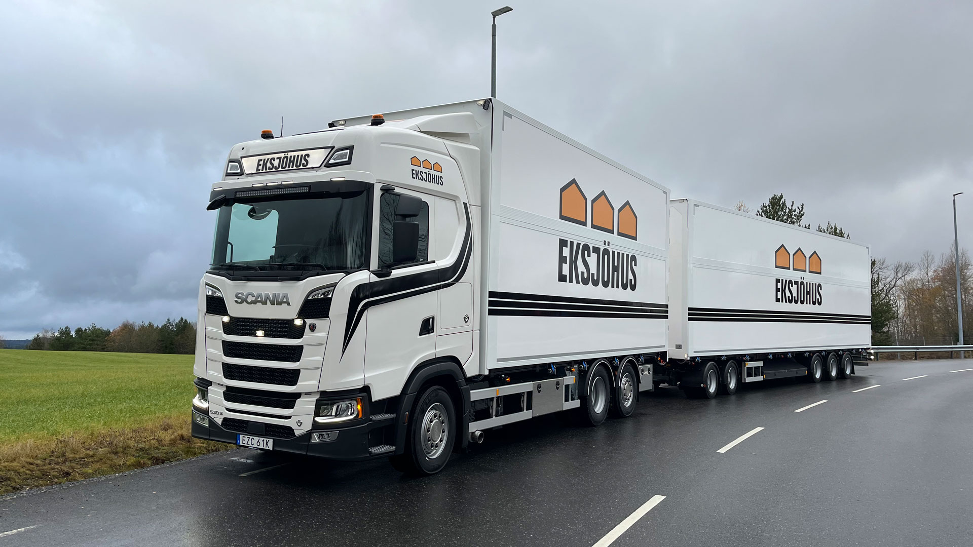 En Scanialastbil (S530) är levererad av Atteviks Lastbilar i Nässjö till kunden Eksjöhus AB.