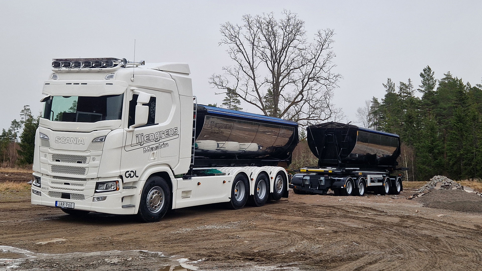 En ny lastbil är levererad till Liljengrens Maskin AB. Det är en Scania 560 R. Levererad av Atteviks Lastbilar i Växjö.