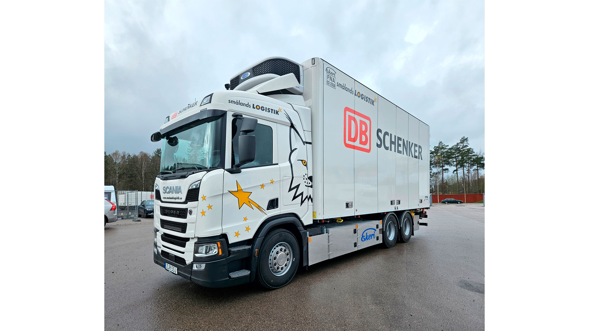 En nylevererad Scania R 500 till Smålands Logistik. Atteviks Lastbilar i Nybro stod för leveransen.